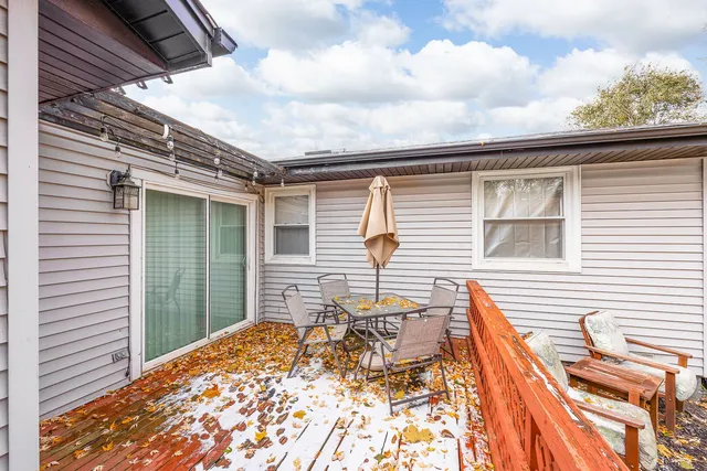 a view of yard with trees