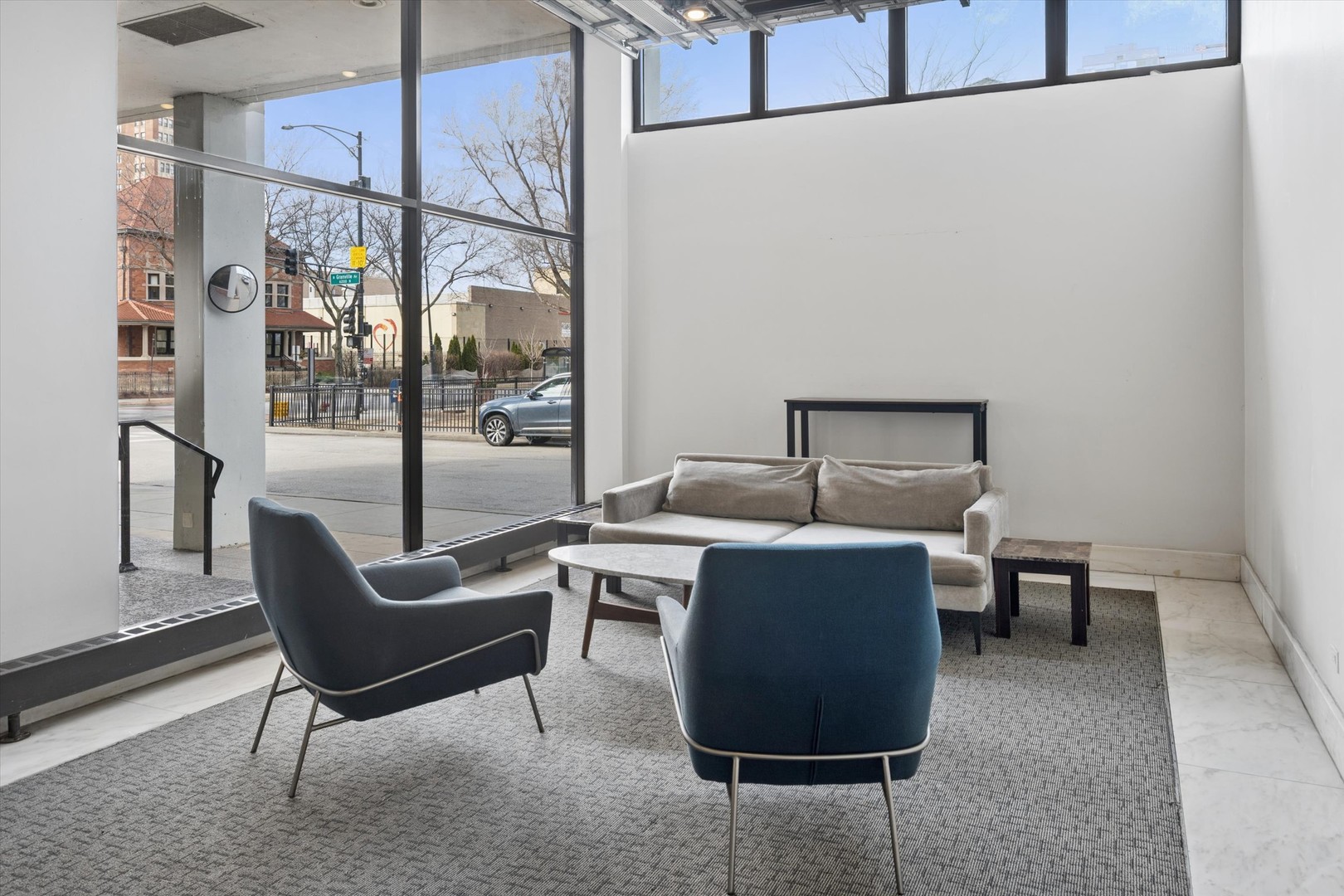 6171 North Sheridan Road, Unit 2104 Chicago, IL 60660 - Photo 15 of 18 a living room with furniture