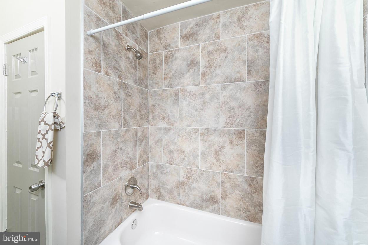 1611 Northgate Road Baltimore, MD 21218 - Photo 13 of 19 Bath (Master)