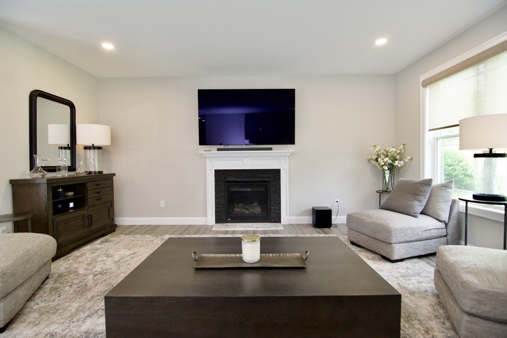 103 Oak Hollow Road Springfield, MA 01128 - Photo 4 of 42