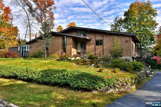 $725,000 | 36 Circle Drive, Park Ridge, NJ 07656