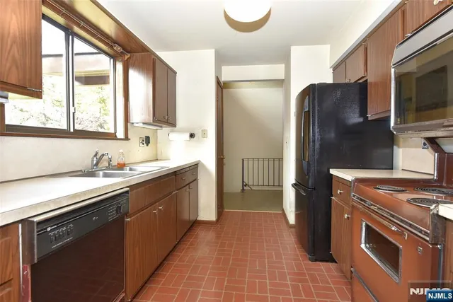 $725,000 | 36 Circle Drive, Park Ridge, NJ 07656