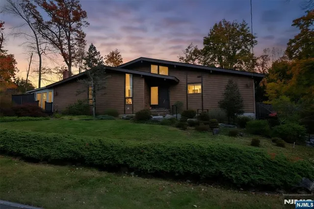 $725,000 | 36 Circle Drive, Park Ridge, NJ 07656