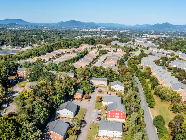 $1,300 | 833 King James Street Southwest, Unit D, Roanoke, VA 24014