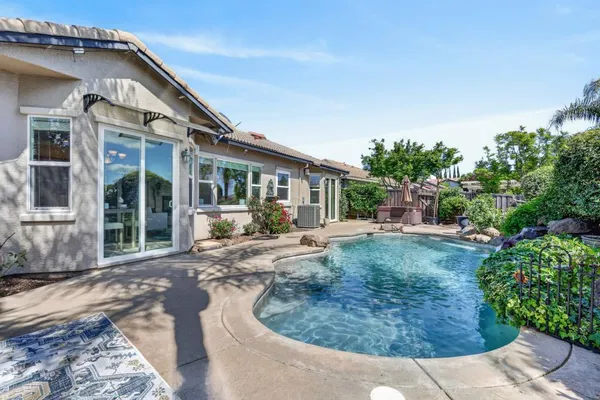 $874,900 | 2004 El Venden Way, Roseville, CA 95661