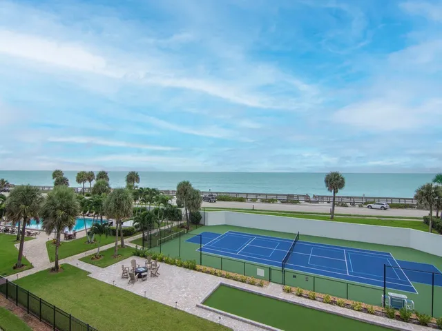 a view of a back yard