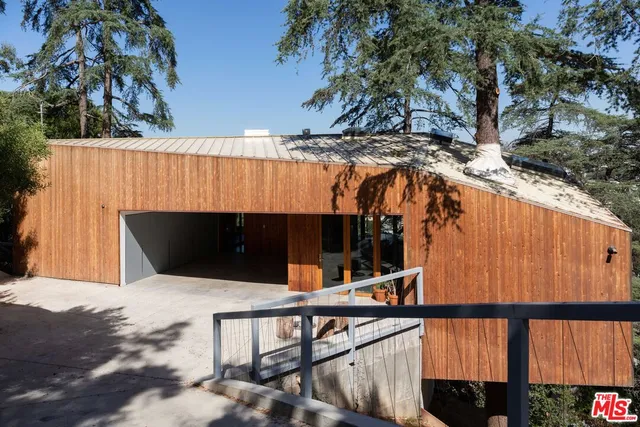 a house view with a outdoor space