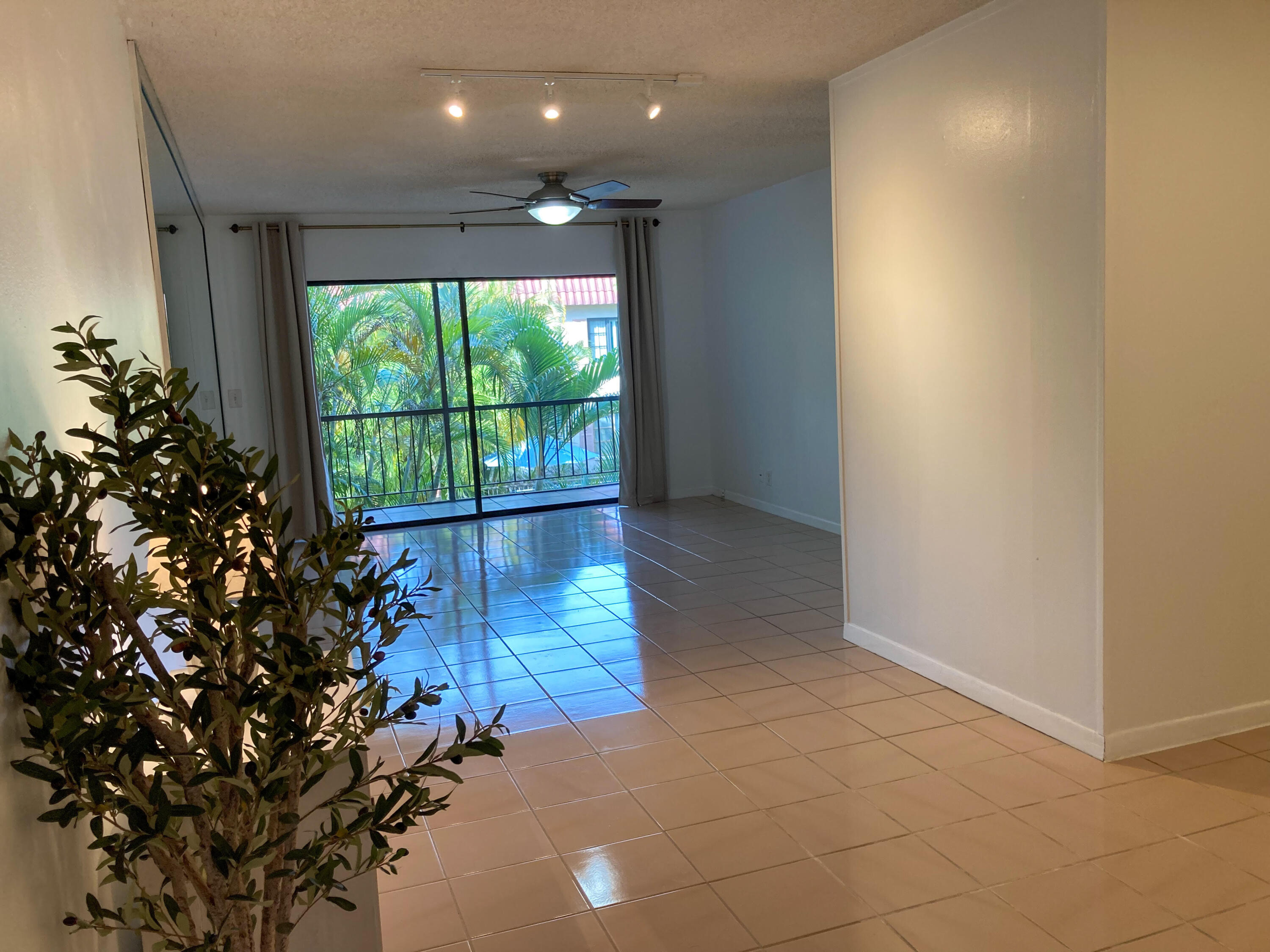 665 Enfield Street, Unit B17 Boca Raton, FL 33487 - Photo 4 of 18 Dining