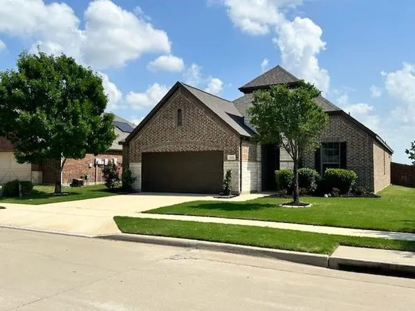 a view of a house with backyard and porch