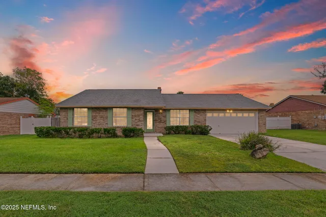 a view of a yard in front of a house
