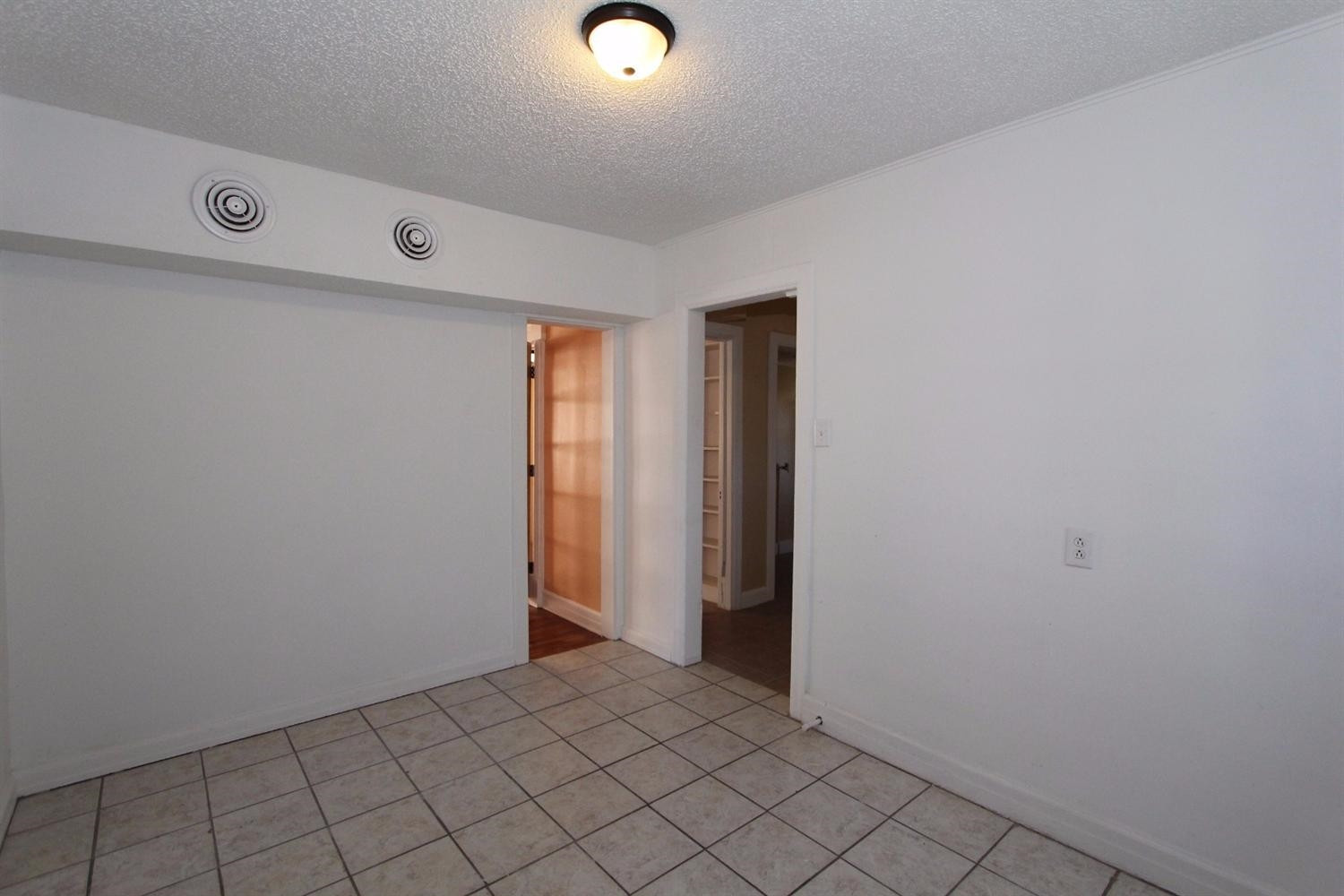 2203 20th Street Lubbock, TX 79411 - Photo 8 of 10 an empty room with window