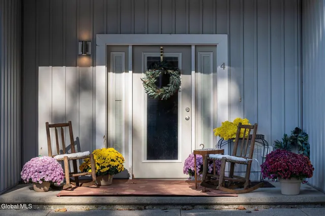 $2,300 | 166 Jefferson Street, Unit 4, Saratoga Springs, NY 12866