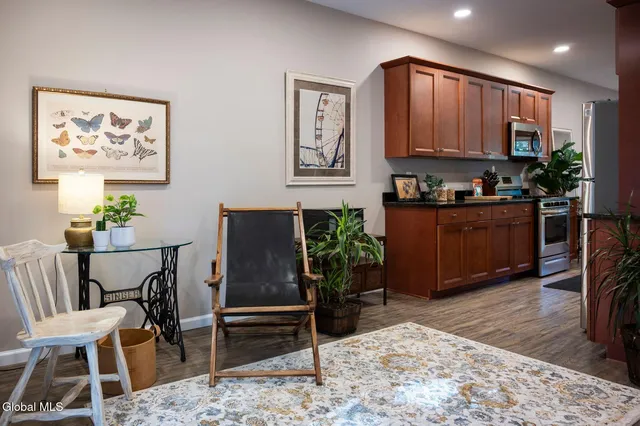 $2,300 | 166 Jefferson Street, Unit 4, Saratoga Springs, NY 12866