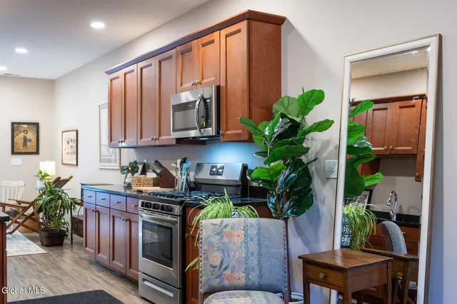 $2,300 | 166 Jefferson Street, Unit 4, Saratoga Springs, NY 12866