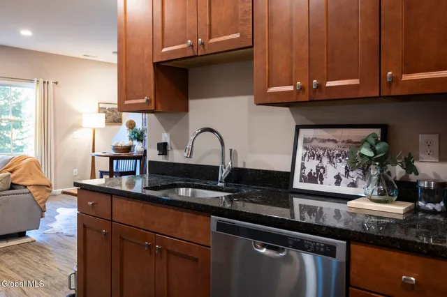 $2,300 | 166 Jefferson Street, Unit 4, Saratoga Springs, NY 12866