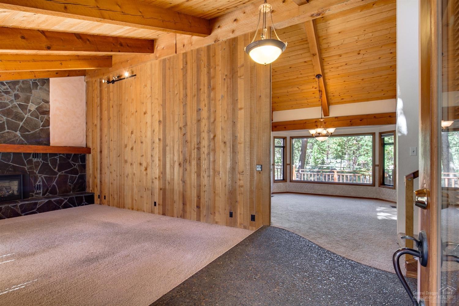 60235 East Ridgeview Drive Bend, OR 97702 - Photo 4 of 24 Gallery Image 4