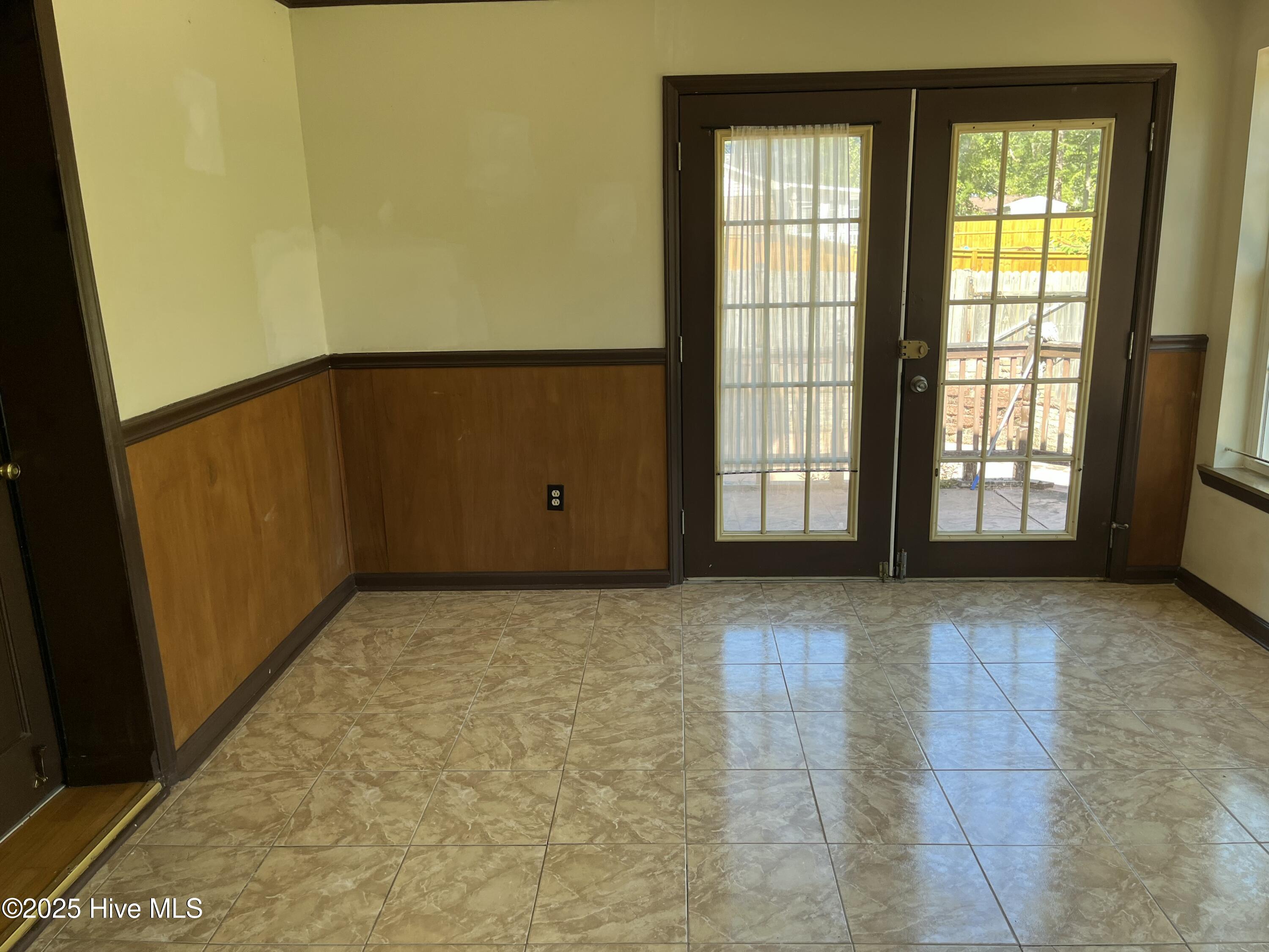 102 Fairway Road Jacksonville, NC 28546 - Photo 16 of 17 SUN ROOM