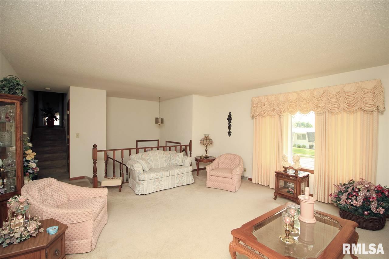 3613 Valley Lane Clinton, IA 52732 - Photo 3 of 12 Gallery Image 3