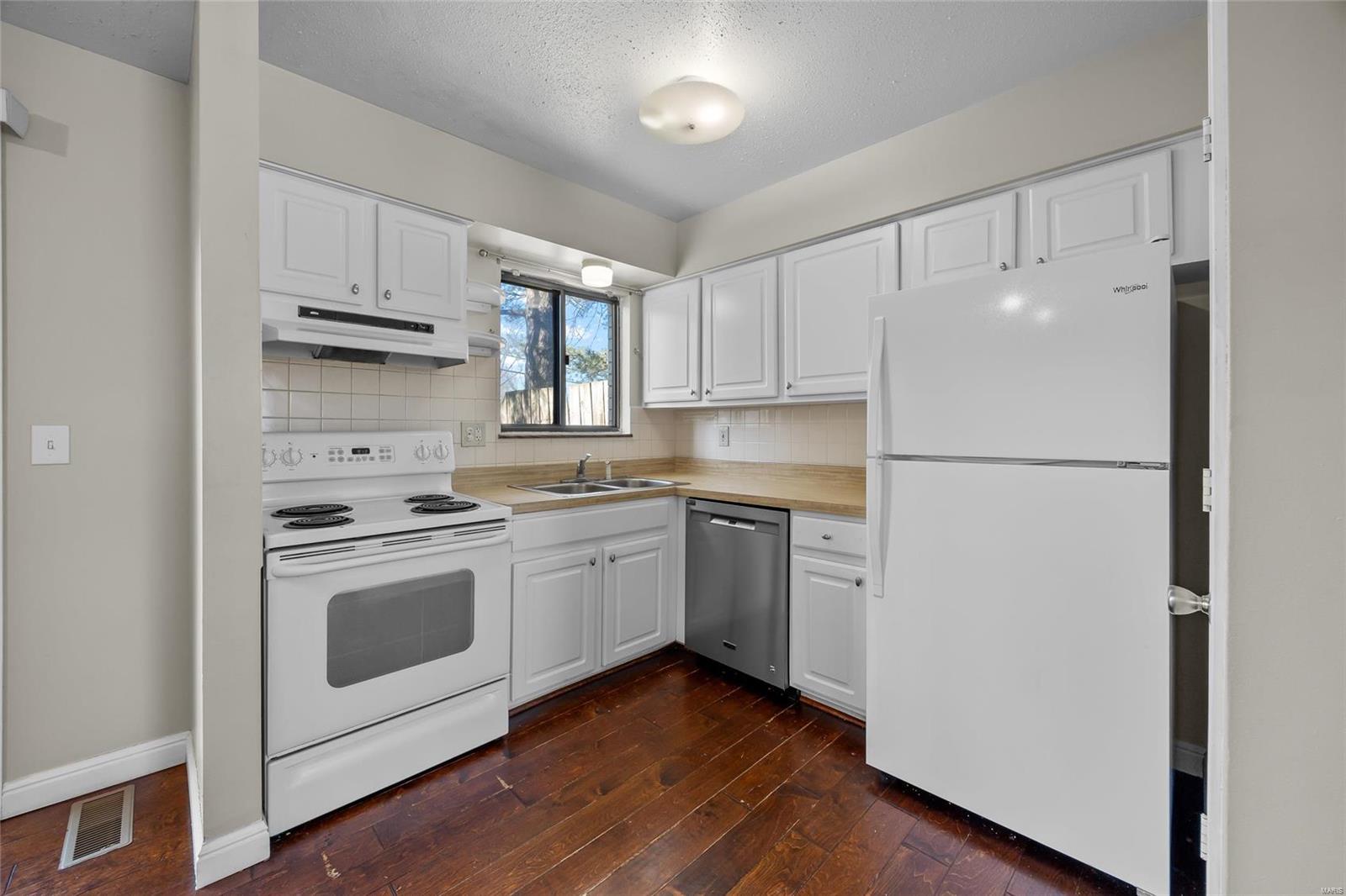 879 Portsdown Road Ballwin, MO 63011 - Photo 11 of 39