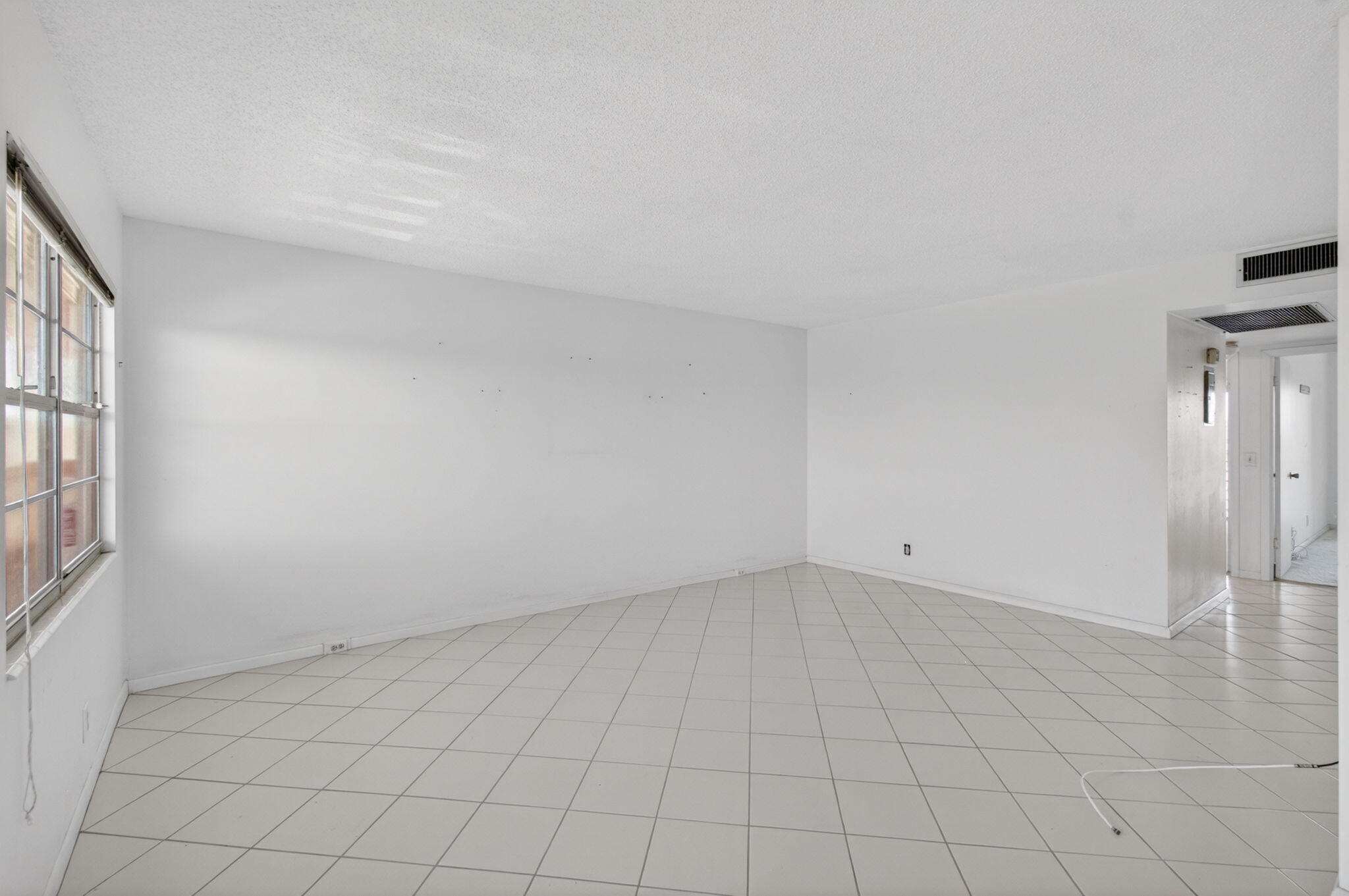 4059 Guildford East Boca Raton, FL 33434 - Photo 13 of 101 12-web-or-mls-DSC_7905