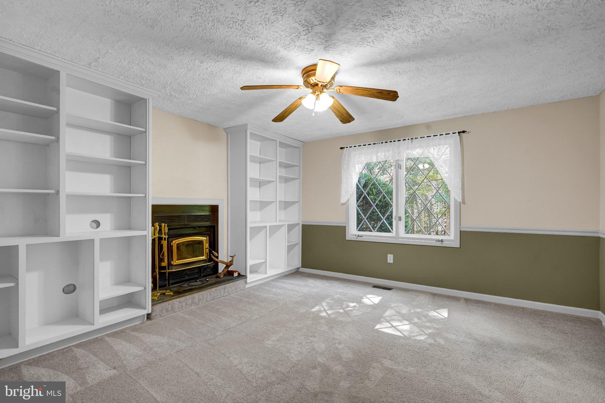 6067 Pilgrims Rest Road Broad Run, VA 20137 - Photo 13 of 58 Bright and inviting living space.