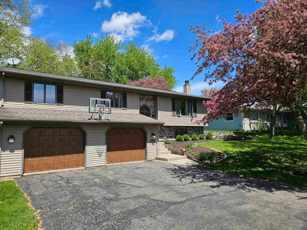 $379,900 | 634 Naragansett Avenue, Baraboo, WI 53913