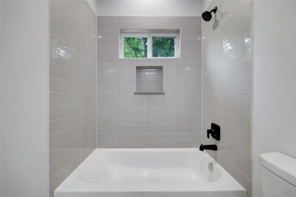 $2,400 | 846 Elkhart Street, Unit E, Houston, TX 77091