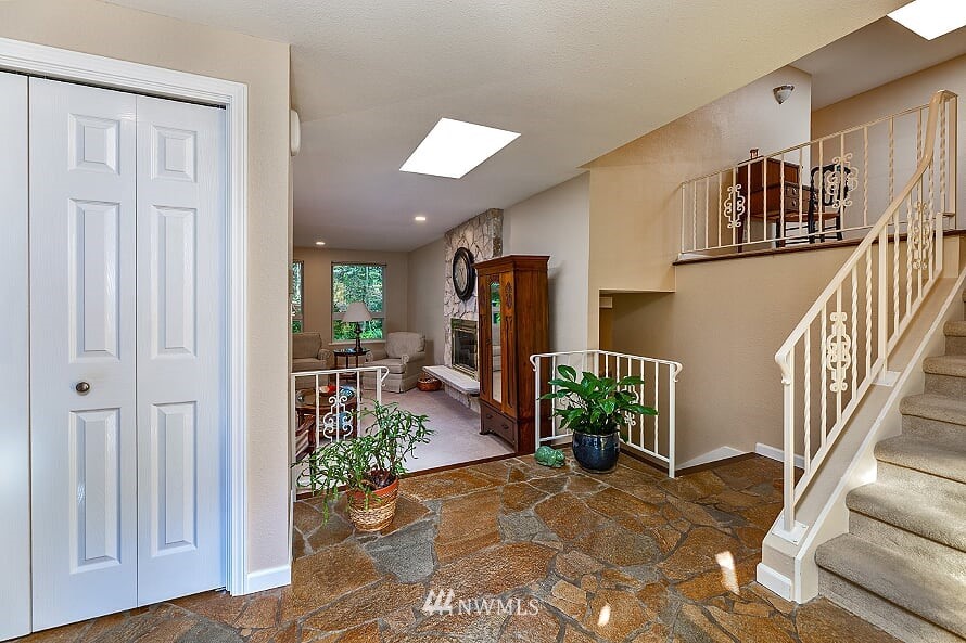 9050 Ridgeview Circle West University Place, WA 98466 - Photo 4 of 31 Gallery Image 4