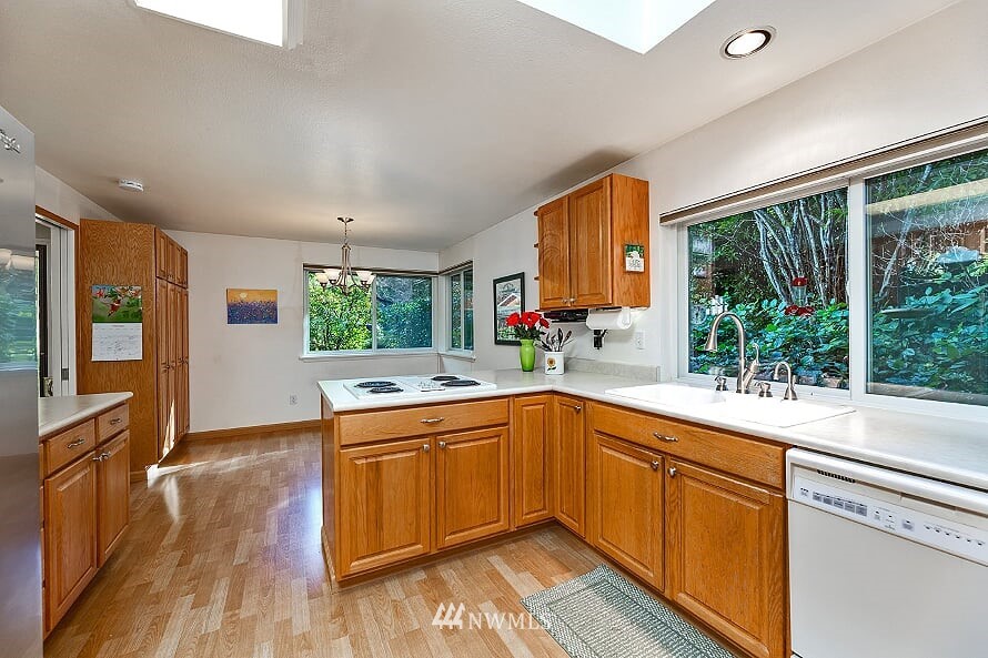 9050 Ridgeview Circle West University Place, WA 98466 - Photo 8 of 31 Gallery Image 8
