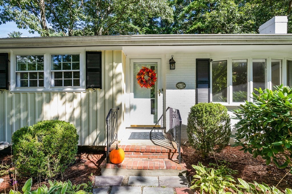 17 Ledgetree Road Medfield, MA 02052 - Photo 4 of 28 Gallery Image 4