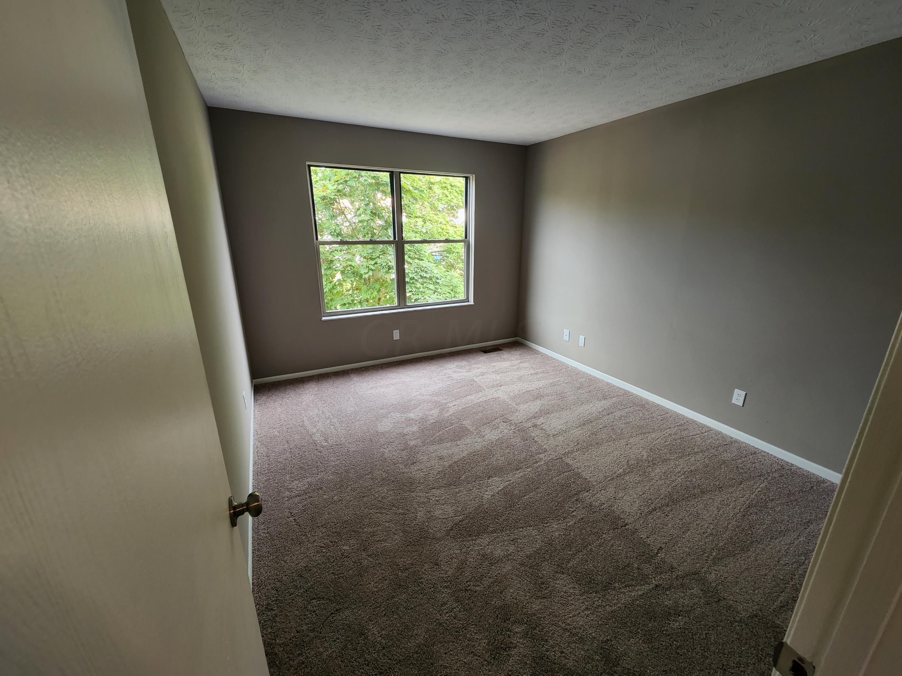 2748 Raphael Drive Columbus, OH 43232 - Photo 5 of 14 5