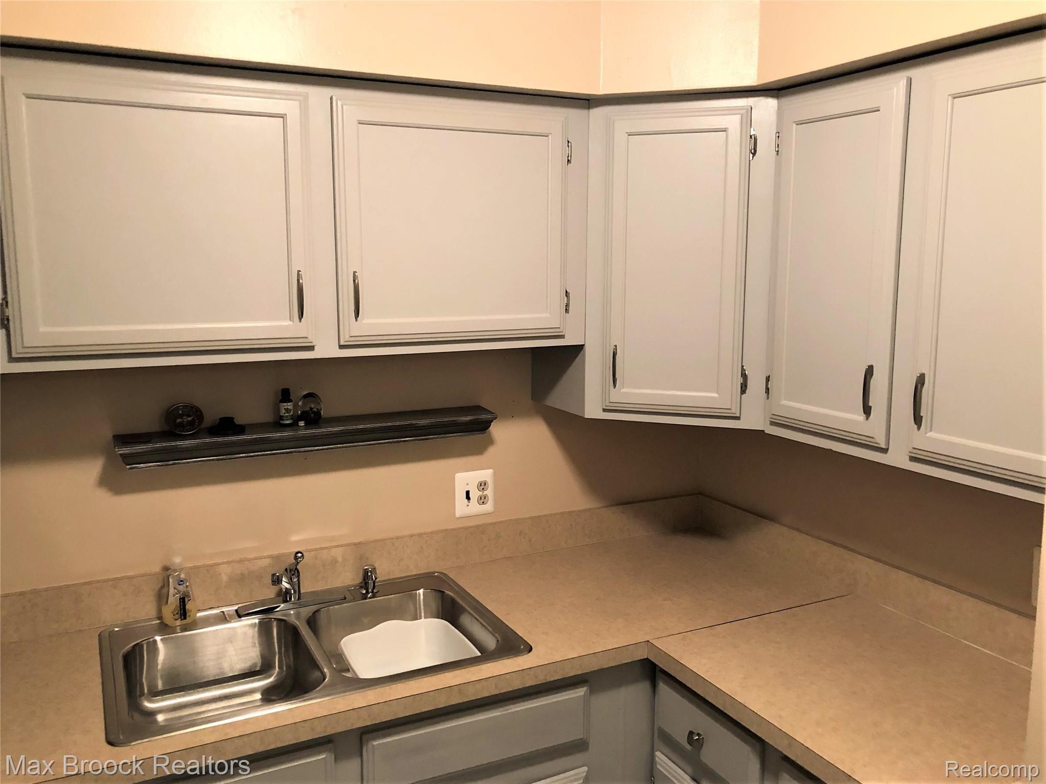 29273 Hayes Road, Unit 7 Warren, MI 48088 - Photo 13 of 36 7.kitchen