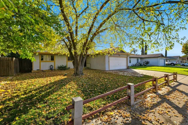 a view of a house with a yard