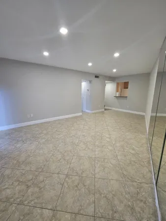 $1,700 | 4121 Stirling Road, Unit 205, Davie, FL 33314