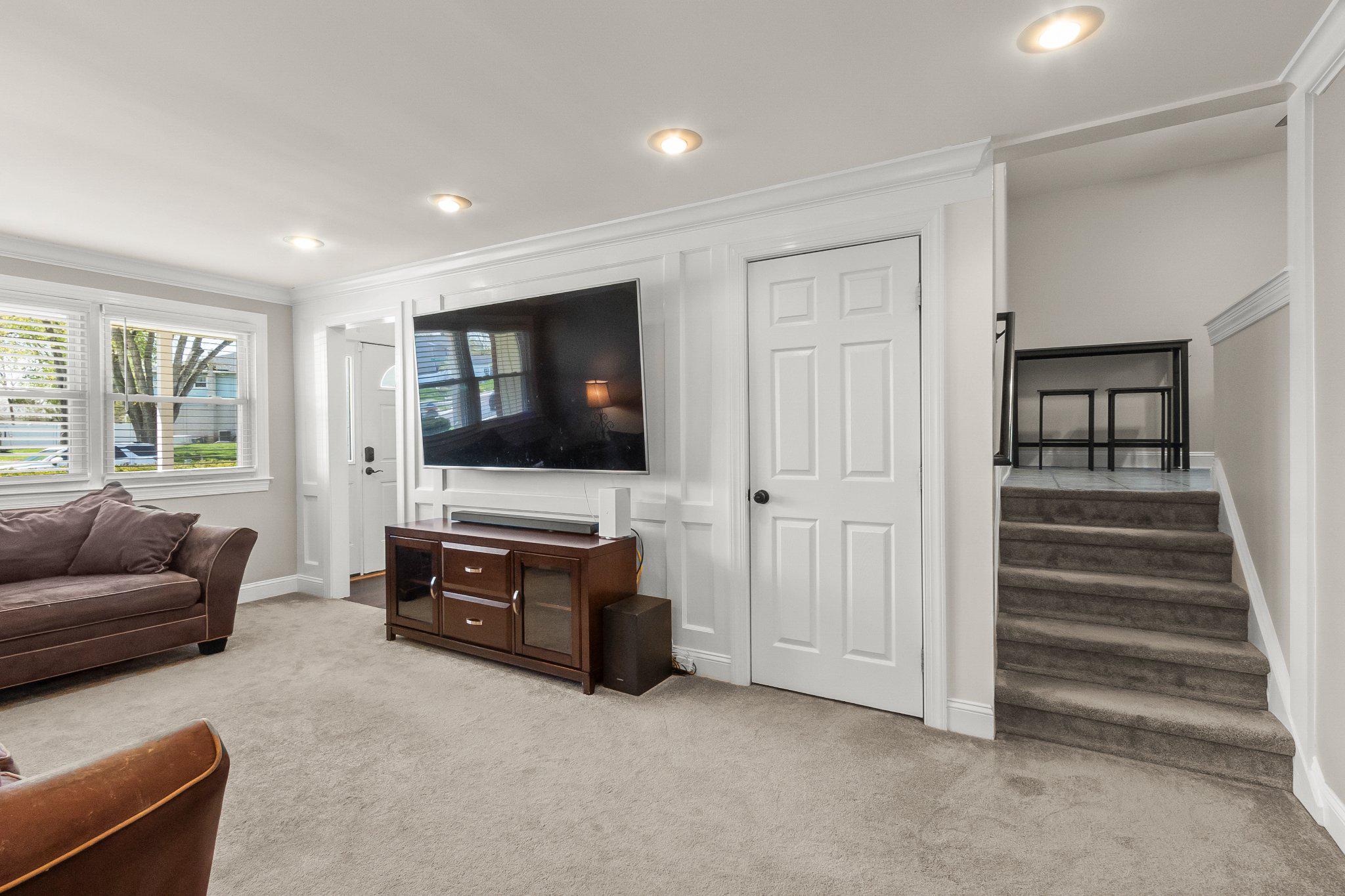 8 Slates End Newark, DE 19702 - Photo 34 of 54 a living room with furniture and a flat screen tv