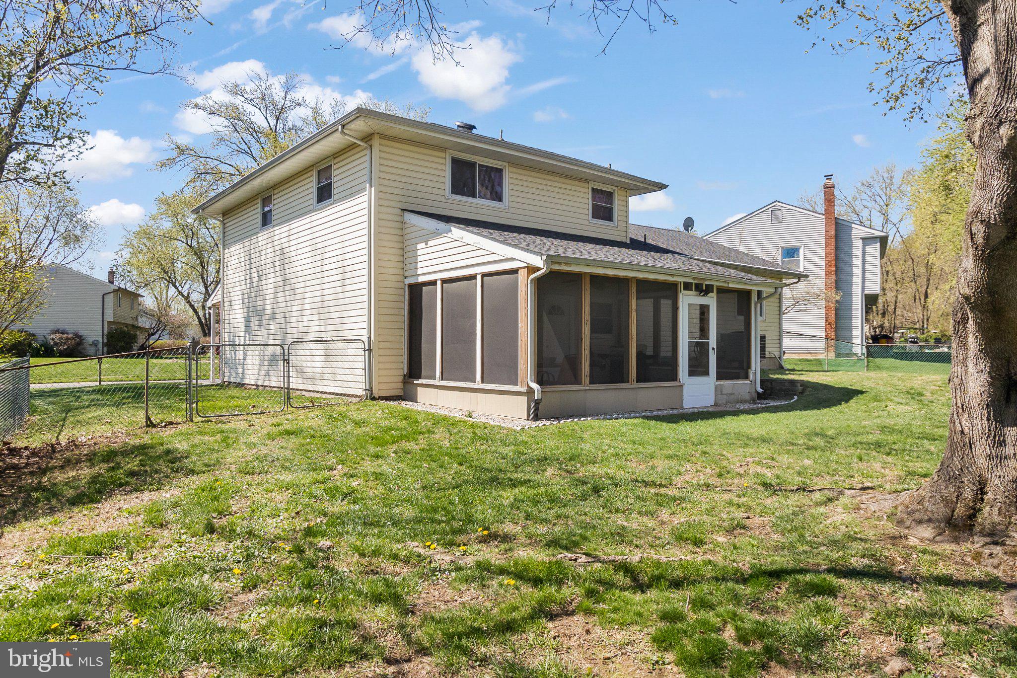 8 Slates End Newark, DE 19702 - Photo 7 of 54 a view of a house with backyard and garden