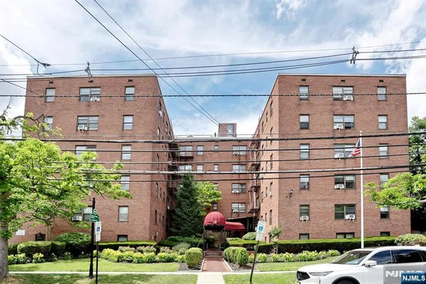 $2,100 | 130 Orient Way, Unit 3D, Rutherford, NJ 07070