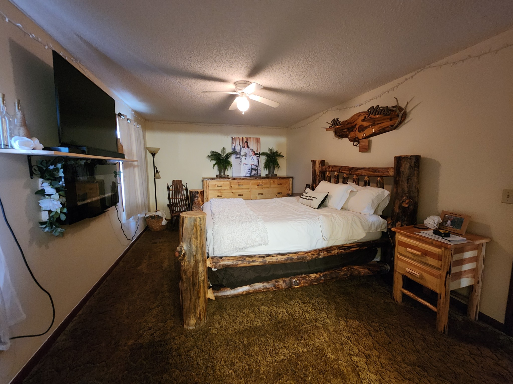 890 Tom Grissom Road Morrison, TN 37357 - Photo 11 of 17 a bedroom with furniture and a flat screen tv
