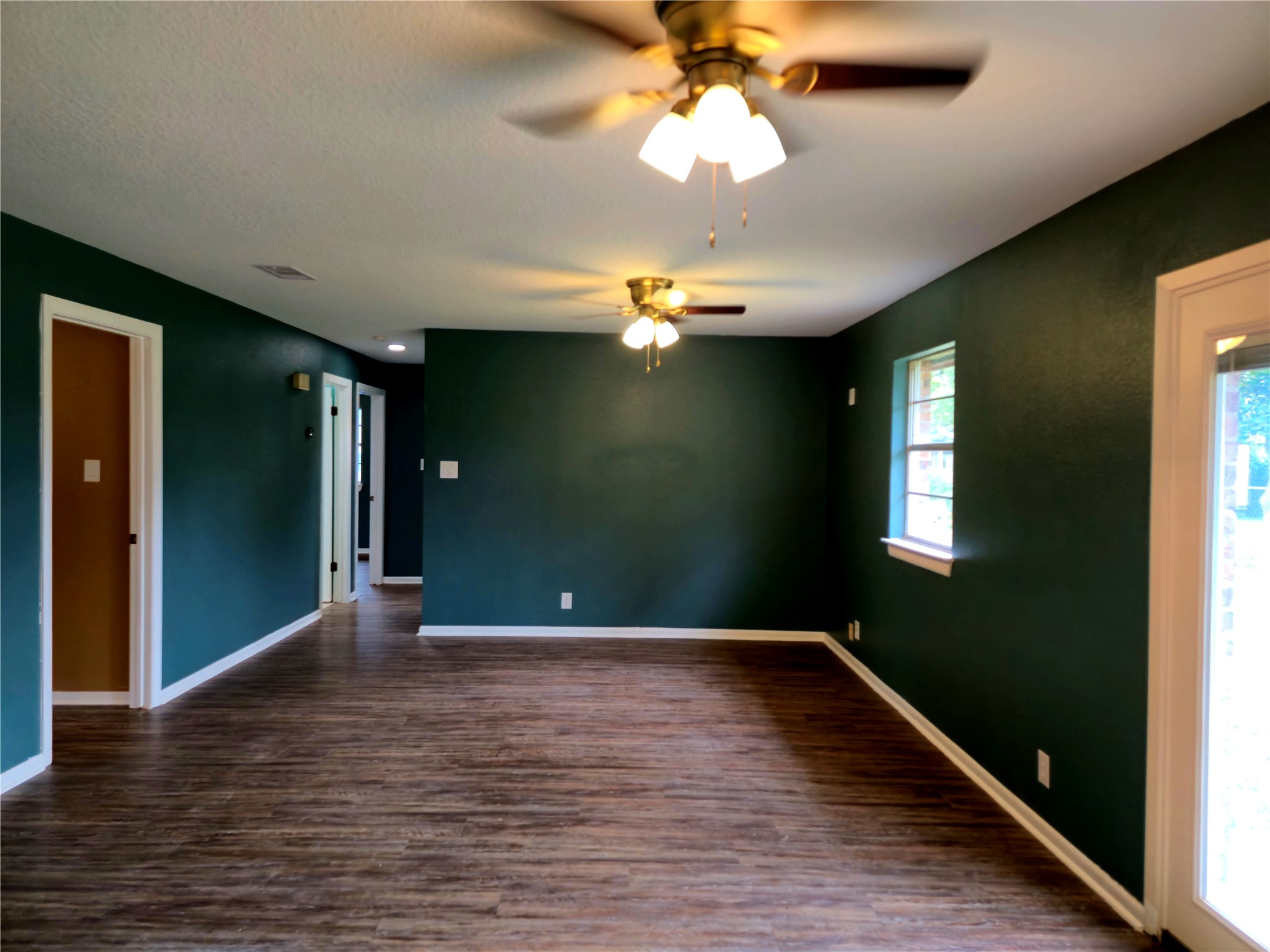 1169 East Kyle Road Clute, TX 77531 - Photo 15 of 26 Living Area