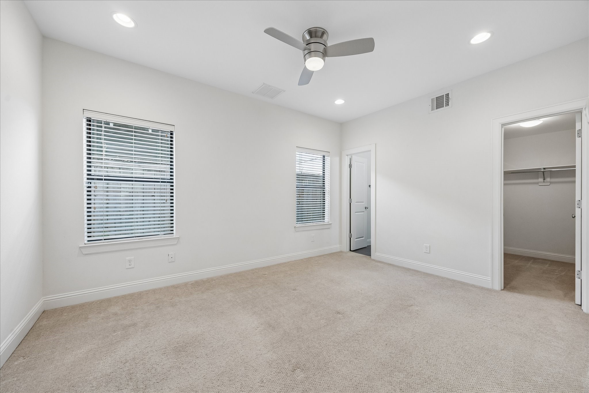 734 West 20th Street, Unit A Houston, TX 77008 - Photo 18 of 23 First-floor bedroom offers a spacious layout w/ plush carpeting, great natural light & large ensuite bath, ideal for guests or a private home office.
