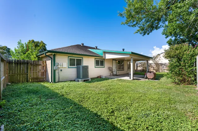 a view of a house with backyard and garden