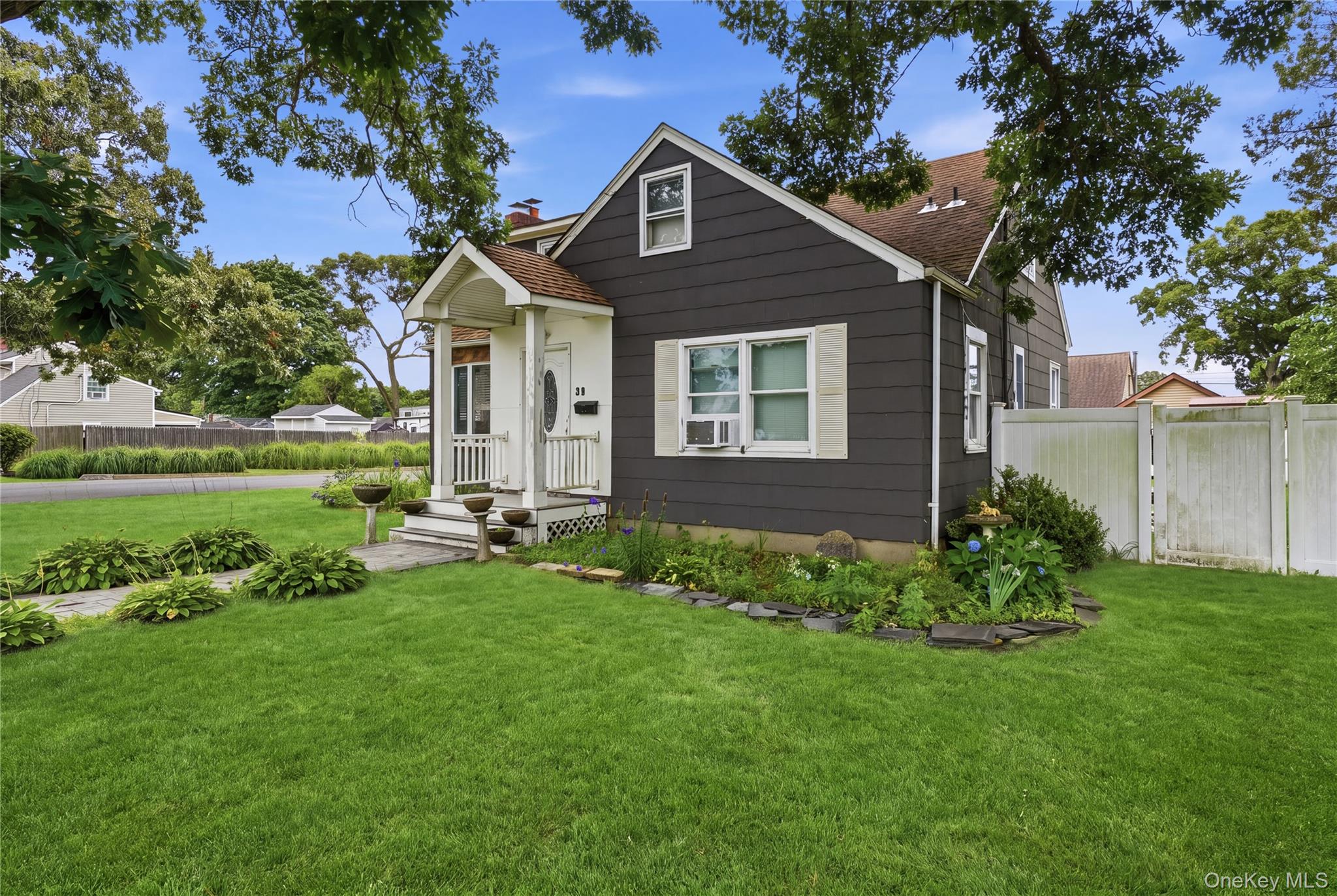 80 Everett Street Patchogue, NY 11772 - Photo 3 of 27 Gallery Image 3