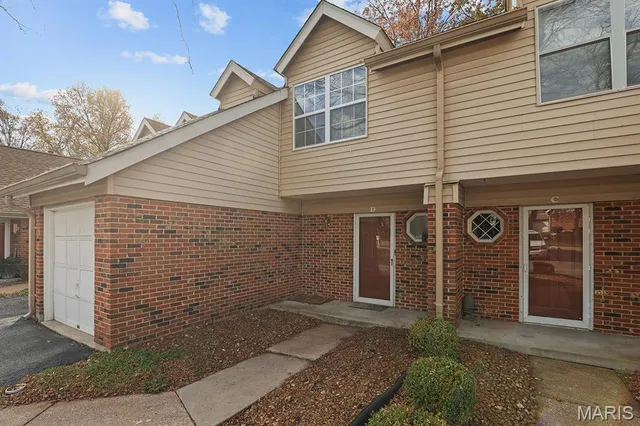 $129,900 | 3722 Candlewyck Club Drive, Unit D, Florissant, MO 63034