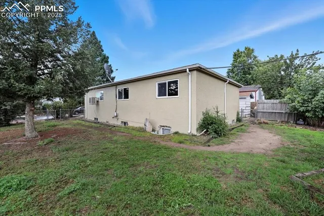 a view of a house with backyard