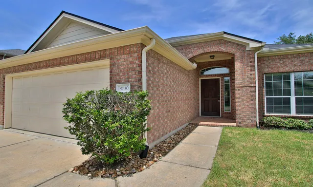 $2,200 | 8730 Cedar Walk Drive, Tomball, TX 77375