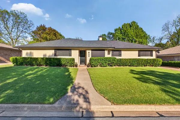 $425,000 | 1907 Wes Hardin Circle, Bonham, TX 75418