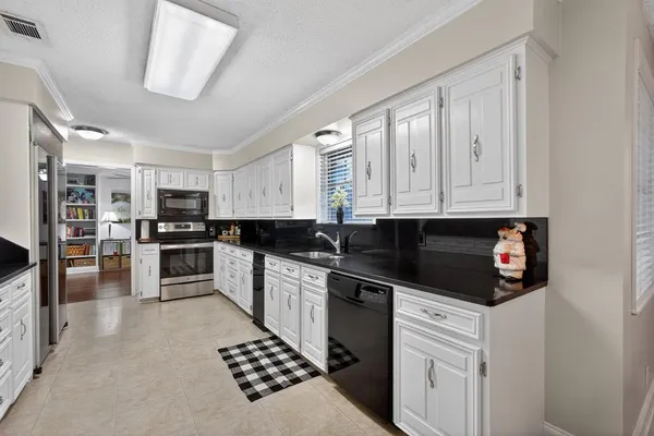 $425,000 | 1907 Wes Hardin Circle, Bonham, TX 75418