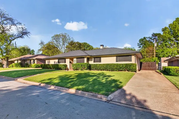 $425,000 | 1907 Wes Hardin Circle, Bonham, TX 75418