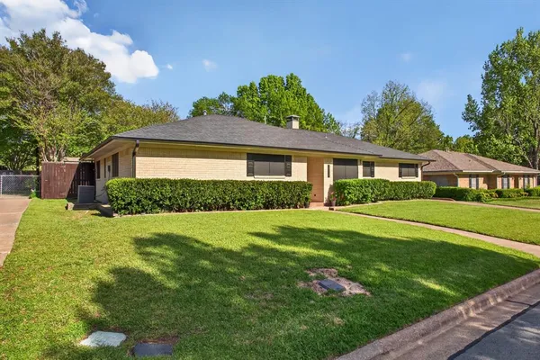 $425,000 | 1907 Wes Hardin Circle, Bonham, TX 75418