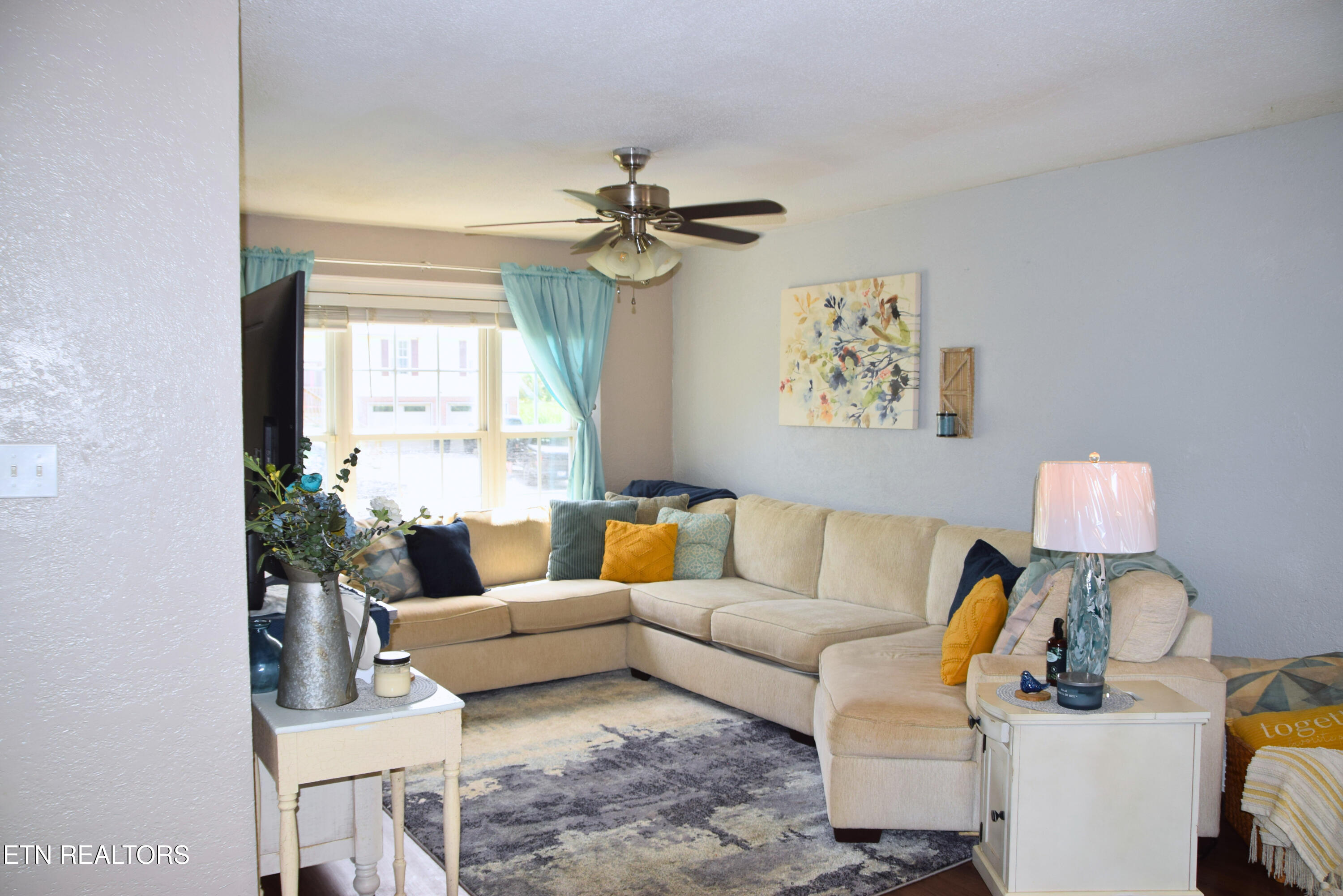 1756 Meadow Ridge Circle Sevierville, TN 37862 - Photo 2 of 21 Living Room